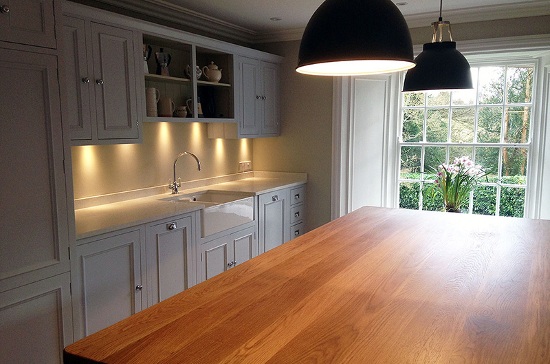 Quartz and oak kitchen – This quartz worktop contrasts well with the oak kitchen island Quartz and oak kitchen - This quartz worktop contrasts well with the oak kitchen island
