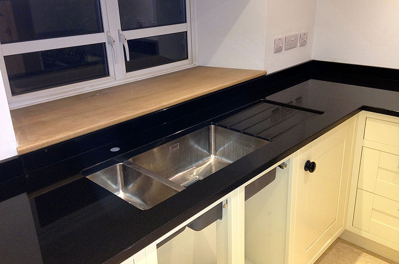 Recessed drainer area with upstands – The drainer is cut into the worksurface Recessed drainer area with upstands - The drainer is cut into the worksurface